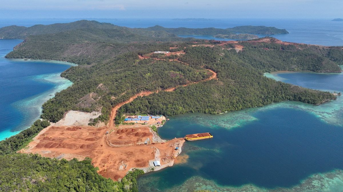 Fotky: Smaragdová voda se kalí do hněda. Těžba niklu ničí korálový ráj